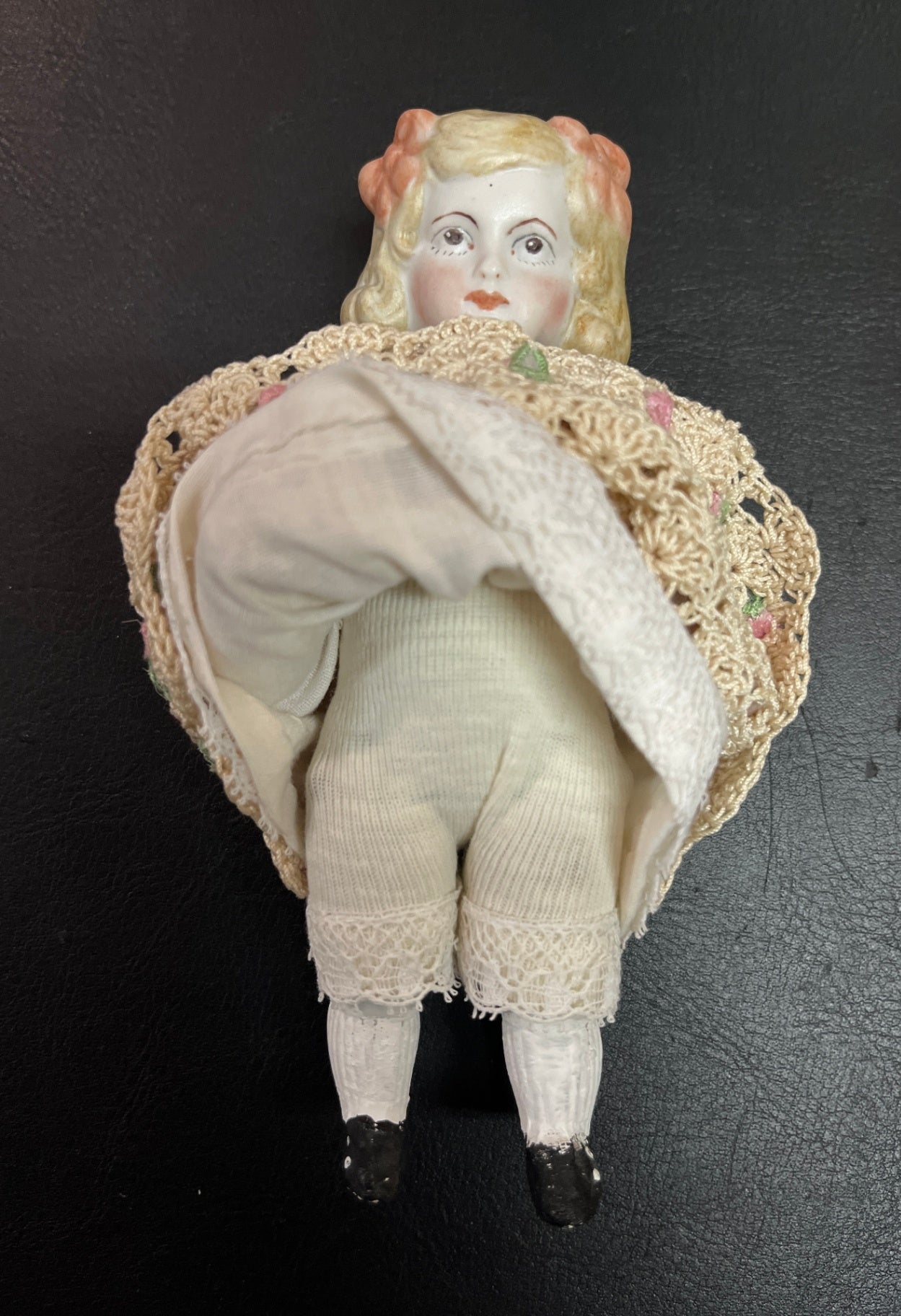 Miniatur Biskuitporzellan Puppe ca 14 cm Gehäkeltes Kleid Beschädigte Hände