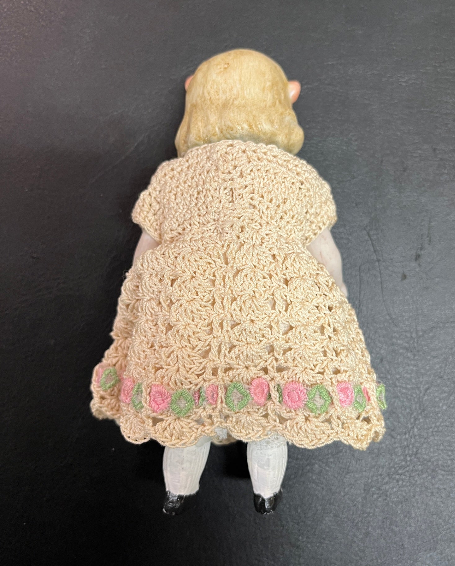 Miniatur Biskuitporzellan Puppe ca 14 cm Gehäkeltes Kleid Beschädigte Hände
