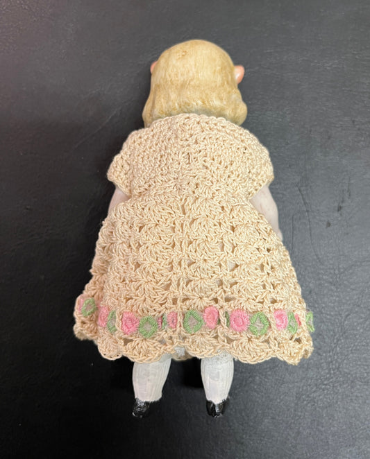 Miniatur Biskuitporzellan Puppe ca 14 cm Gehäkeltes Kleid Beschädigte Hände
