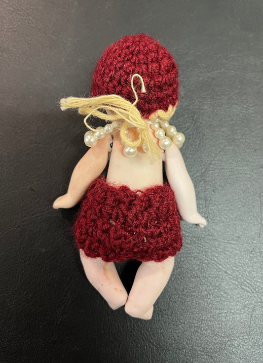 Miniatur Puppe Biskuitporzellan 12 cm gehäkelte Kleidung