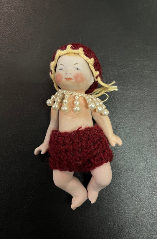 Miniatur Puppe Biskuitporzellan 12 cm gehäkelte Kleidung