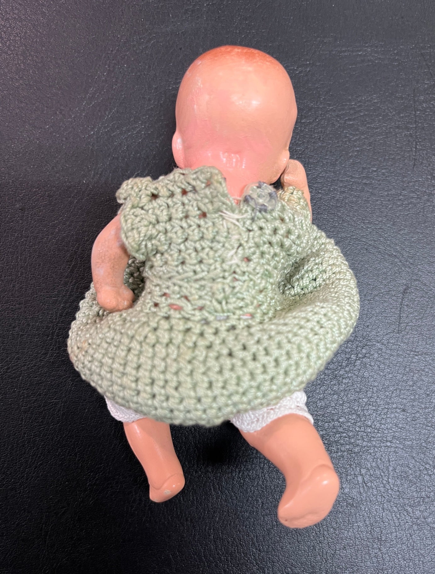 Baby Puppe ca 10 cm gehäkeltes Kleid inkl Deckchen
