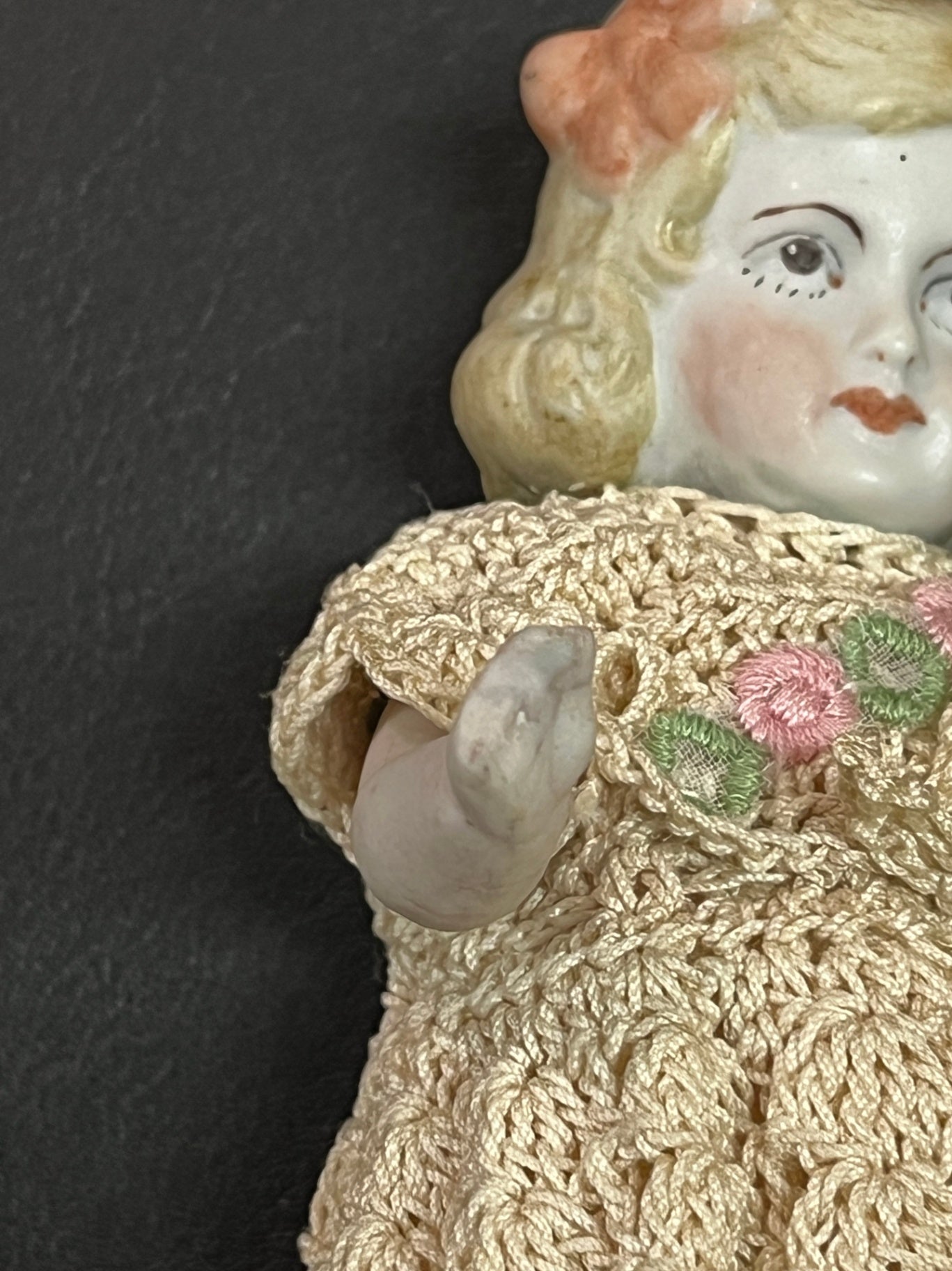 Miniatur Biskuitporzellan Puppe ca 14 cm Gehäkeltes Kleid Beschädigte Hände