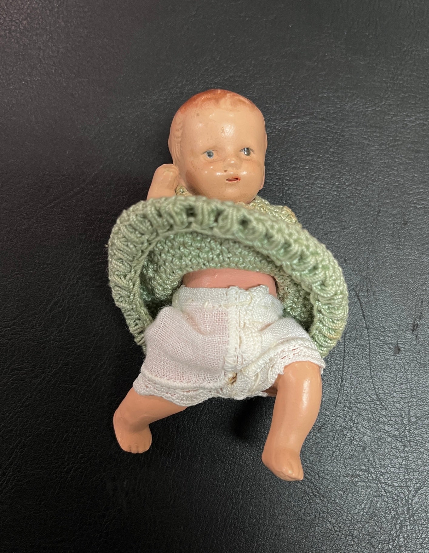 Baby Puppe ca 10 cm gehäkeltes Kleid inkl Deckchen