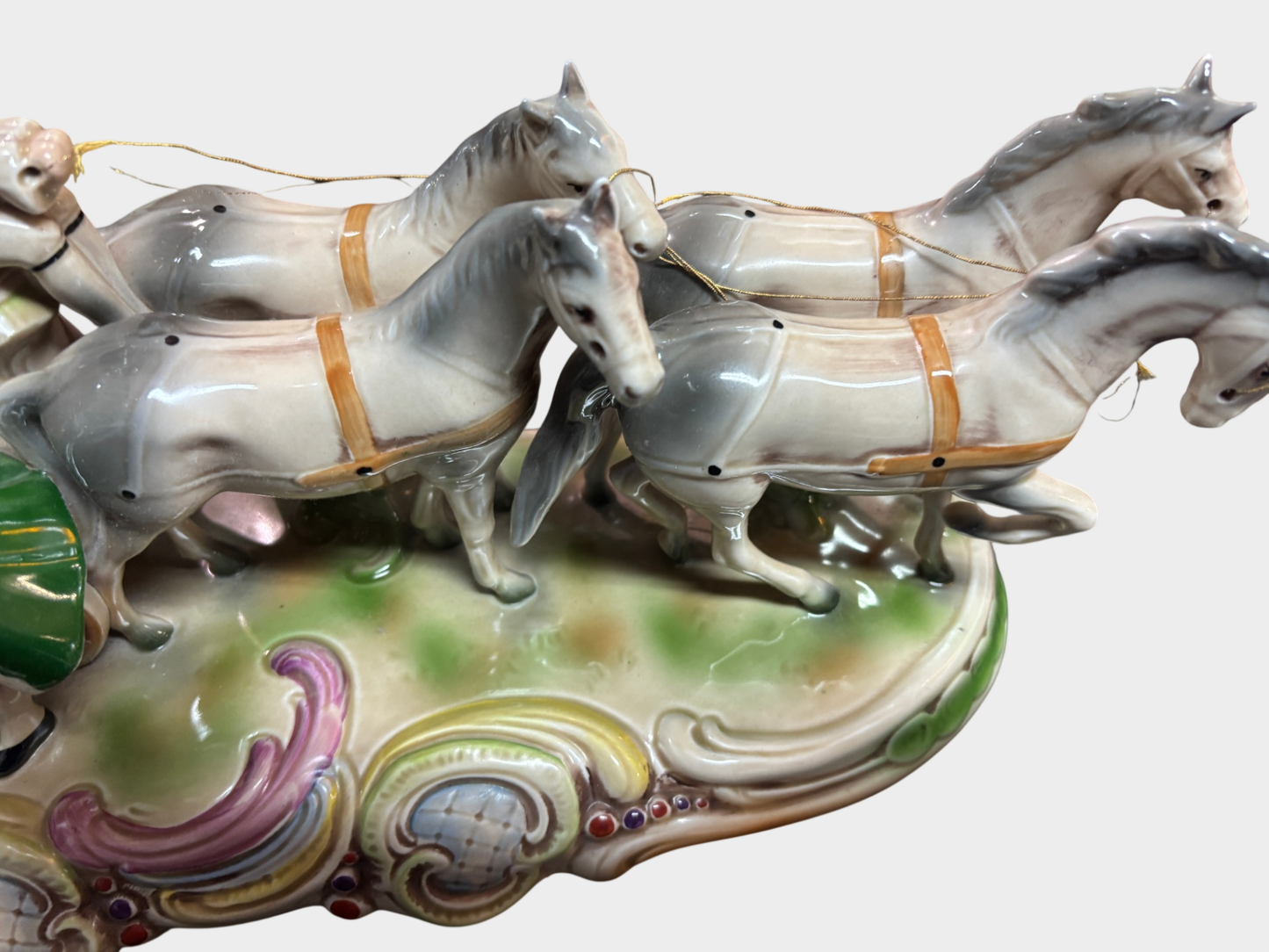 Exquisite Graefenthal Porzellanfigurengruppe: Rokoko-Pferdekutsche mit vier Pferden und Figuren, handbemalt