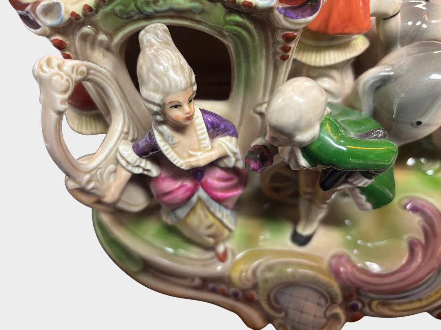 Exquisite Graefenthal Porzellanfigurengruppe: Rokoko-Pferdekutsche mit vier Pferden und Figuren, handbemalt