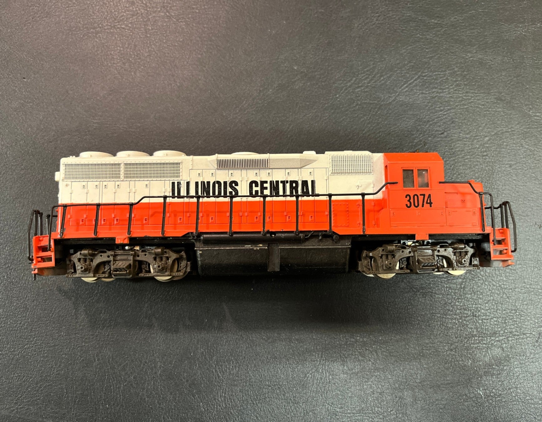 Atlas H0 Diesellok Illinois Central 3074 Analog Gleichstrom