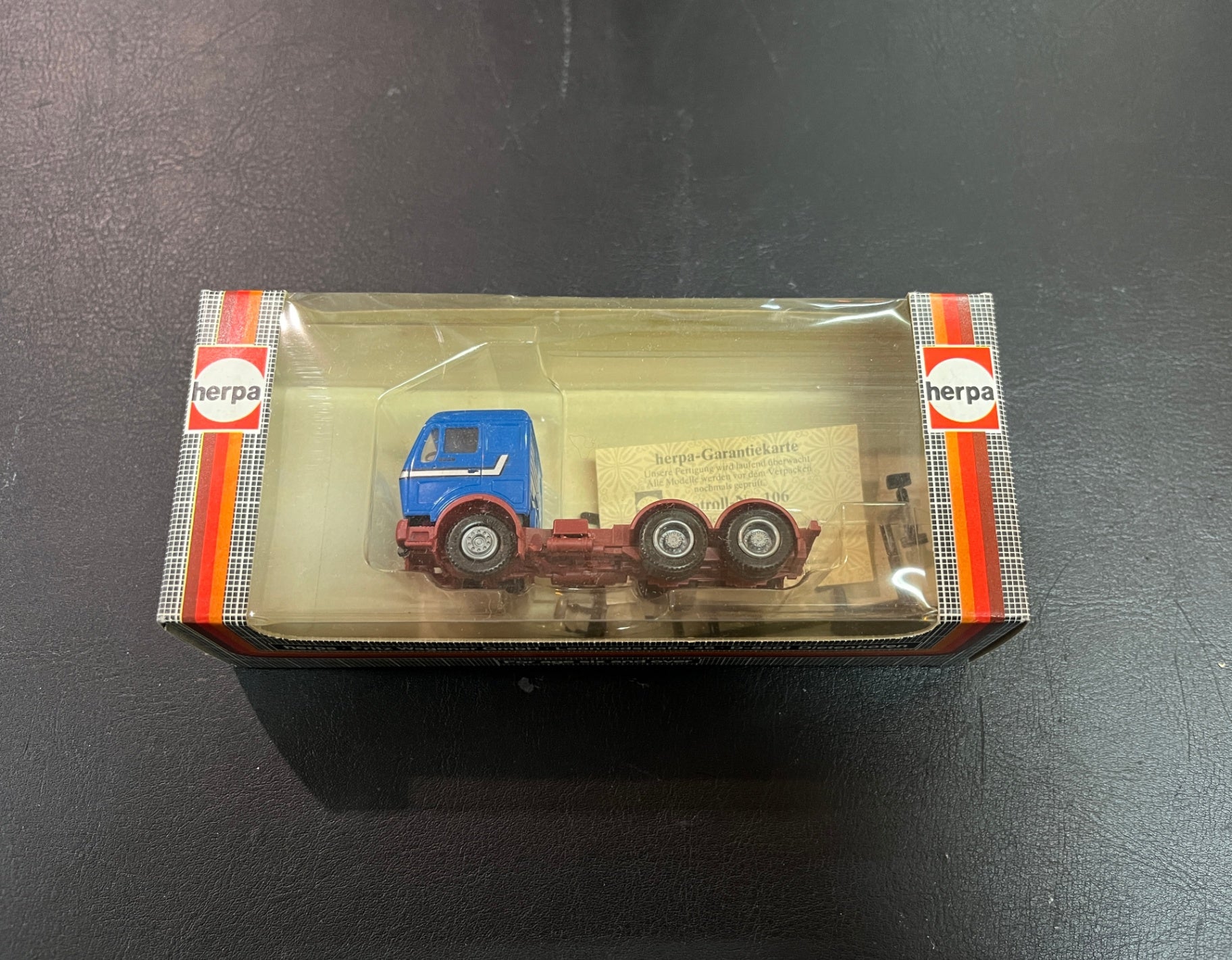 Herpa H0 1:87 Zugmaschine 3-achsig Blau Rot OVP Nr. 811284