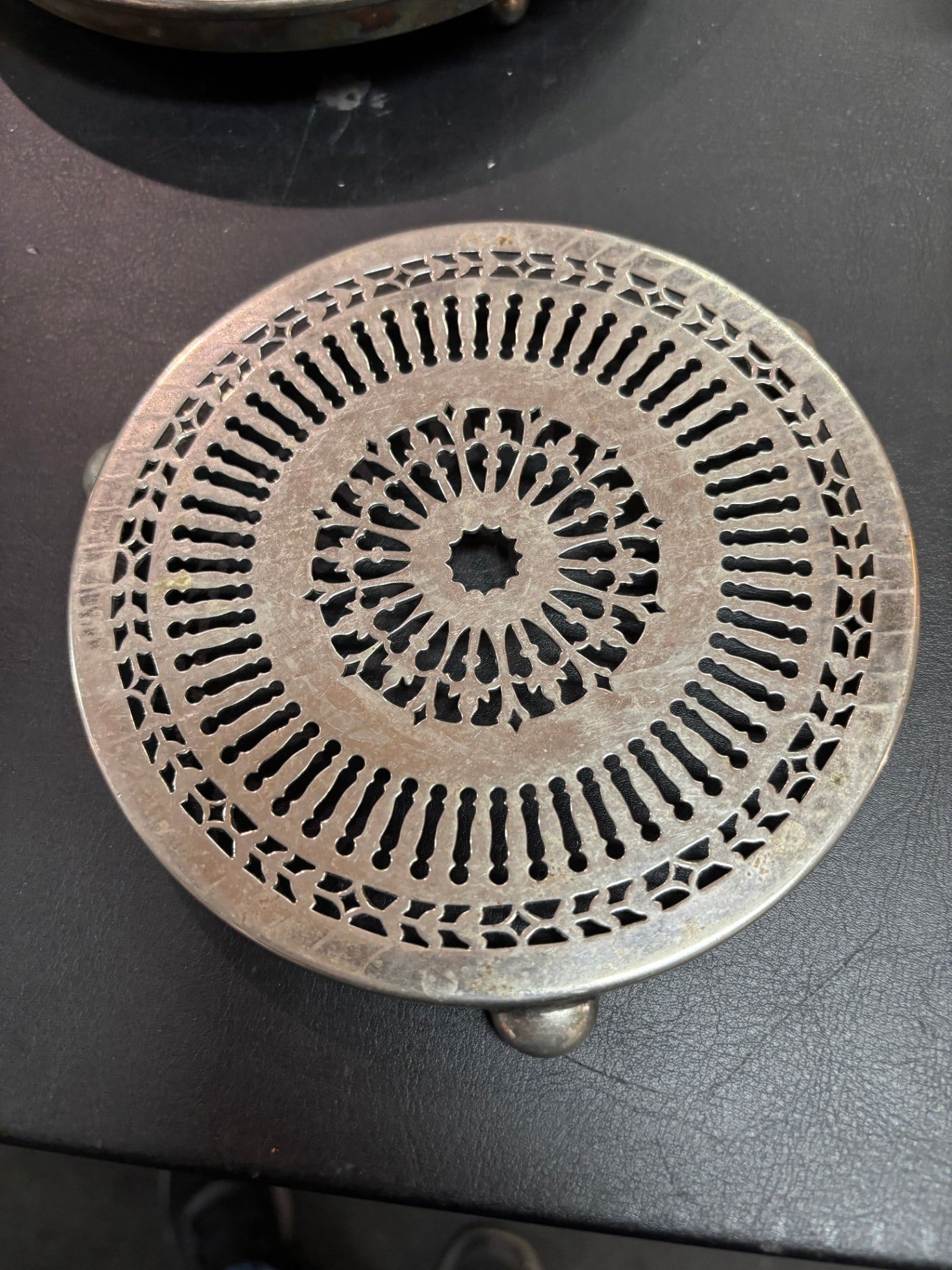 Runder Untersetzer Metall Durchbrucharbeit 14 cm 3 Füße