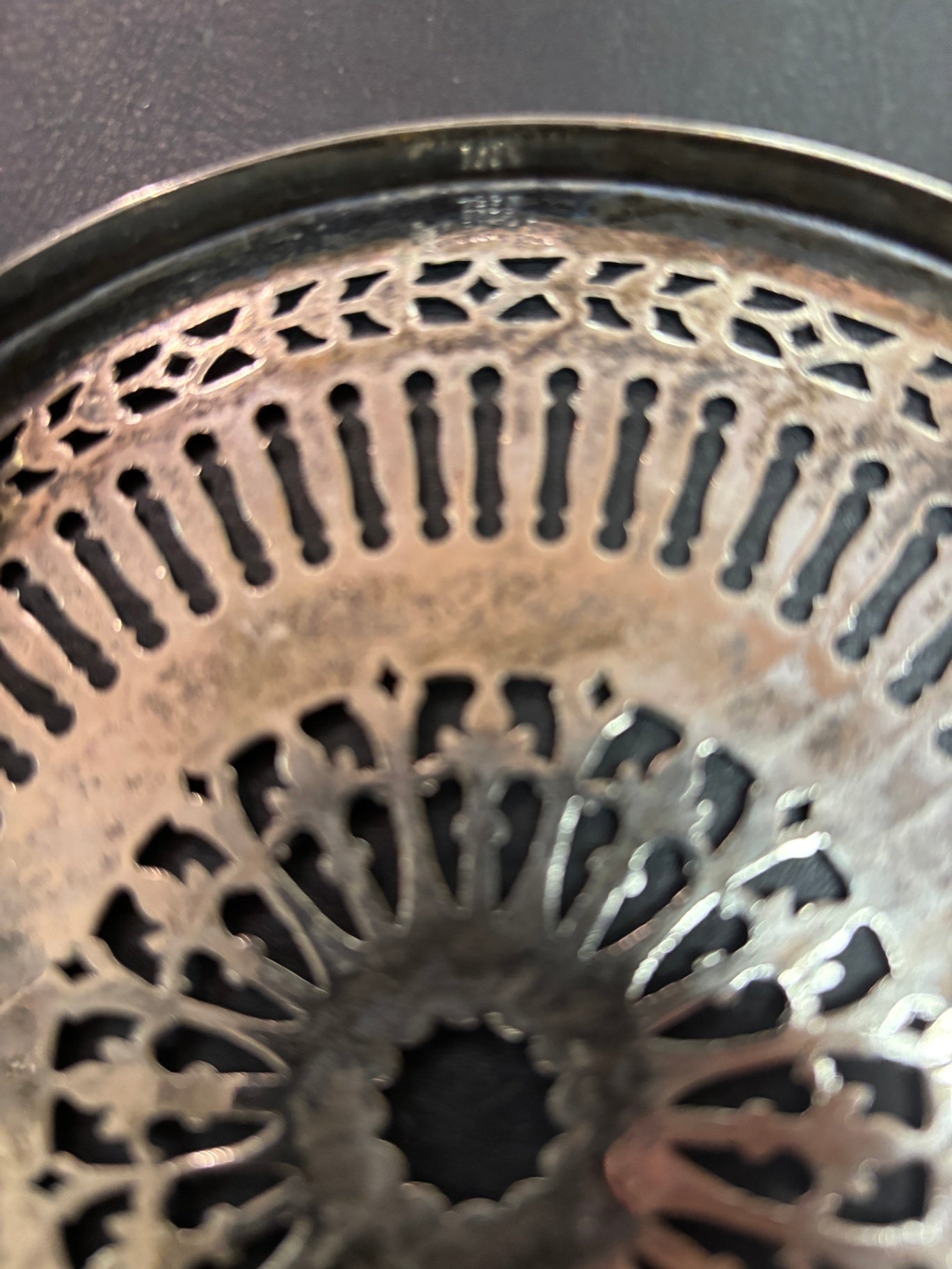 Runder Untersetzer Metall Durchbrucharbeit 14 cm 3 Füße
