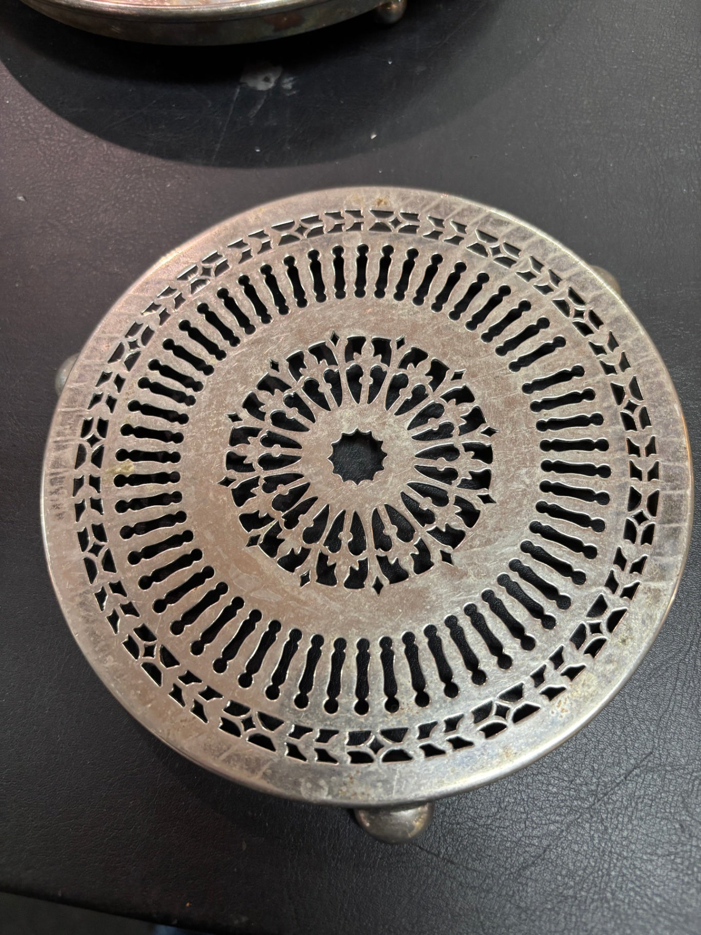 Runder Untersetzer Metall Durchbrucharbeit 14 cm 3 Füße