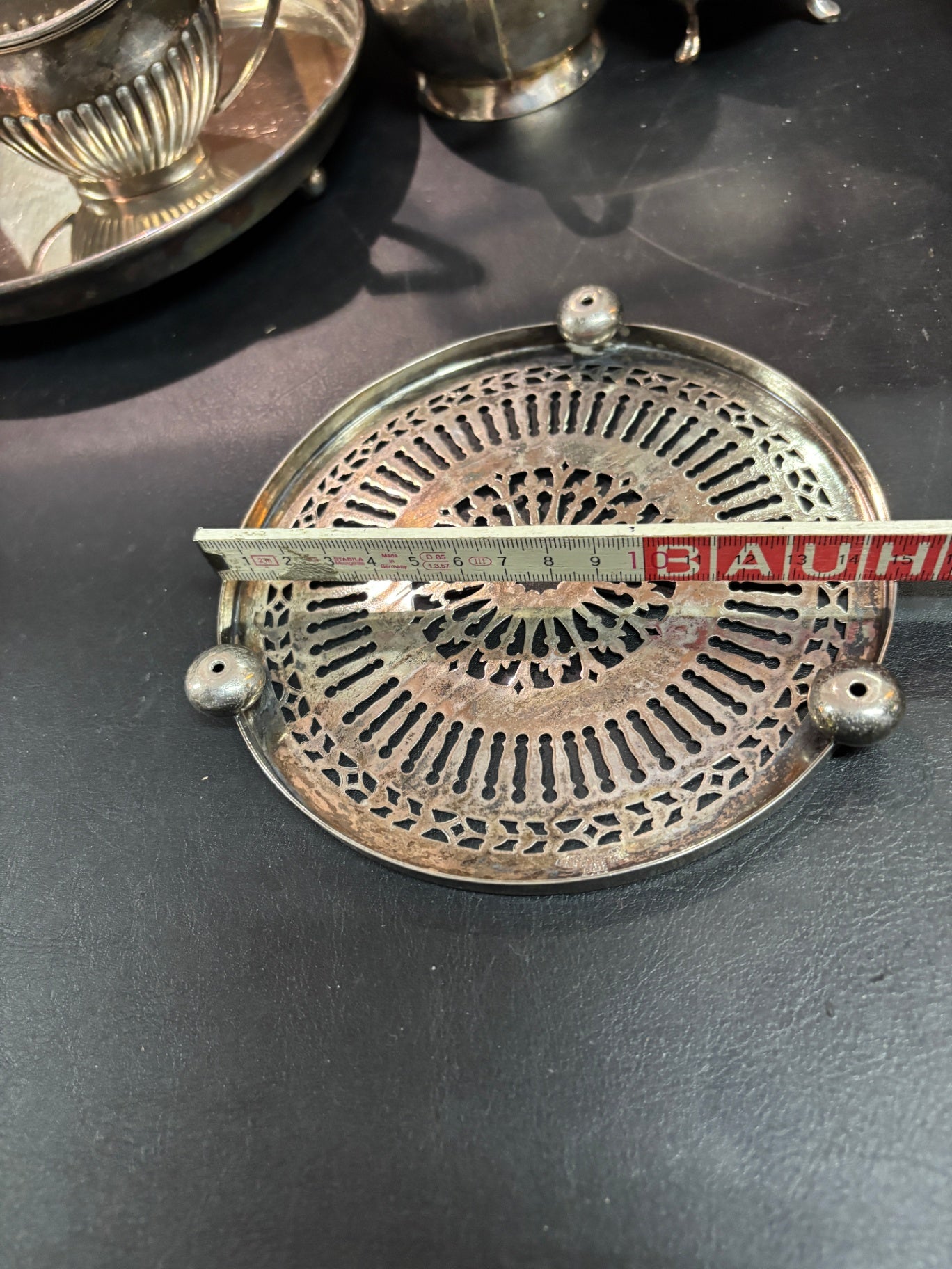 Runder Untersetzer Metall Durchbrucharbeit 14 cm 3 Füße