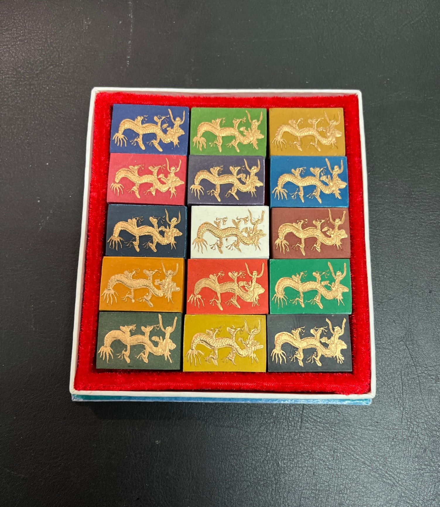 12 Farbsteine Zierstücke Tuschesteine mit Drachenmotiv in Präsentationsbox