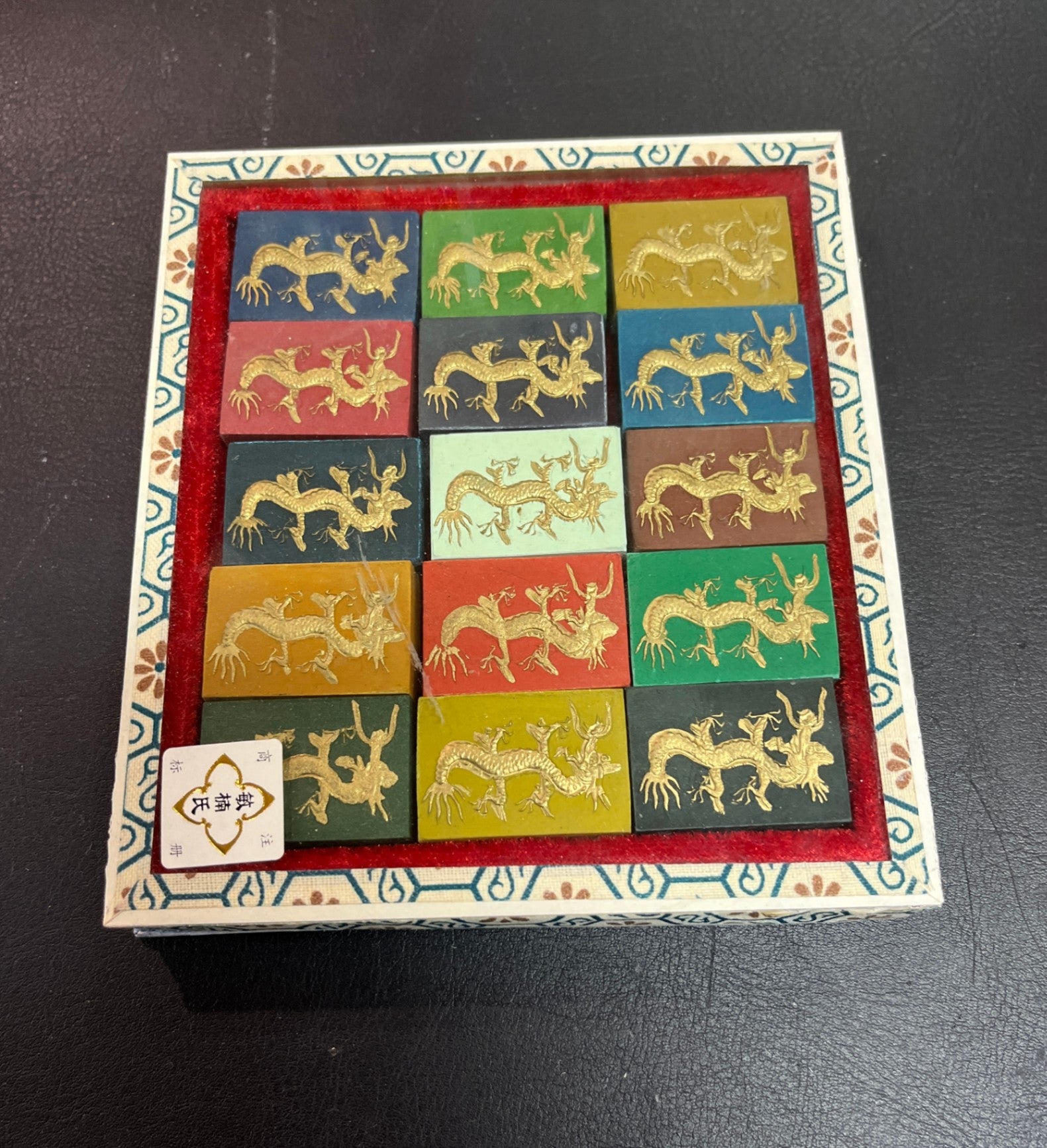12 Farbsteine Zierstücke Tuschesteine mit Drachenmotiv in Präsentationsbox