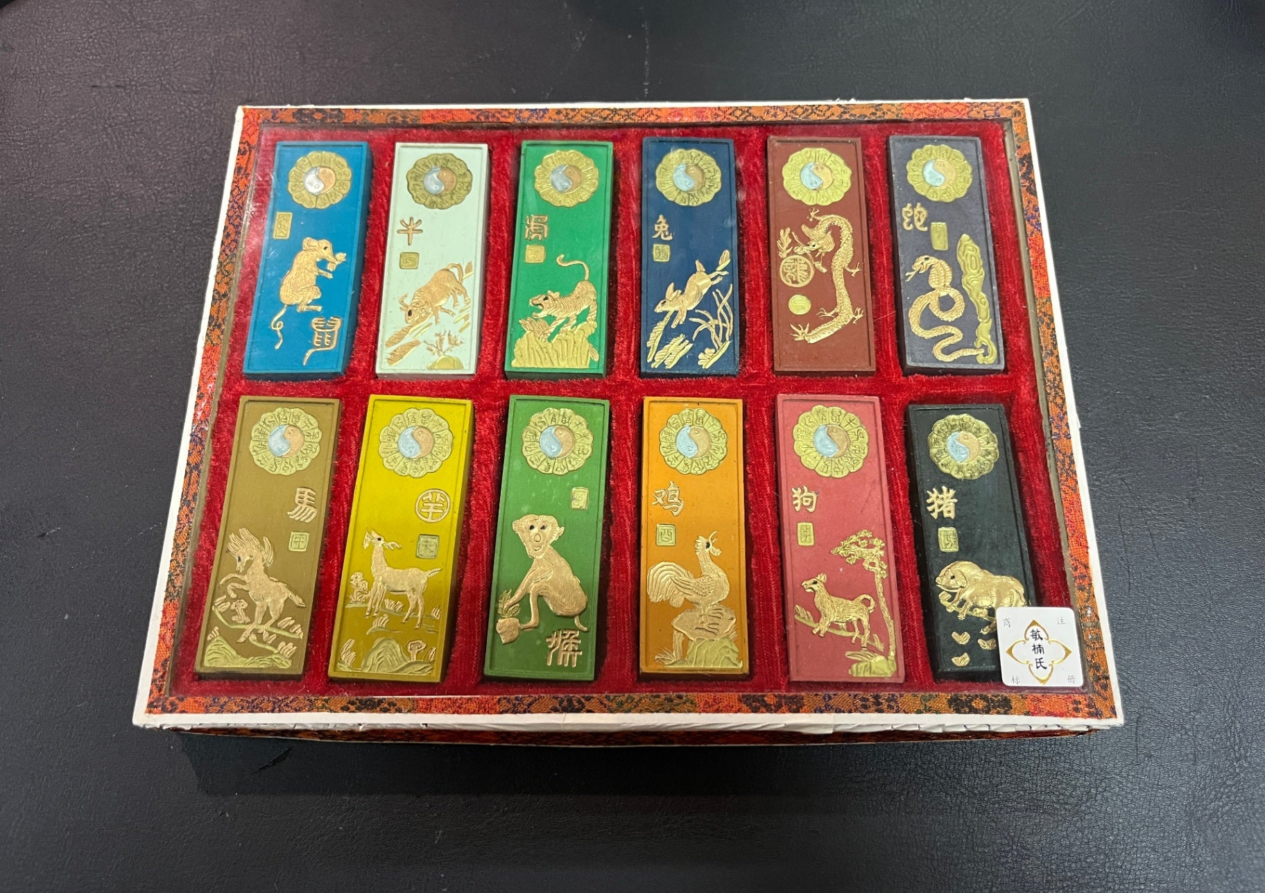 Set 12 farbige Zierplatten Tiermotive Schriftzeichen Box 