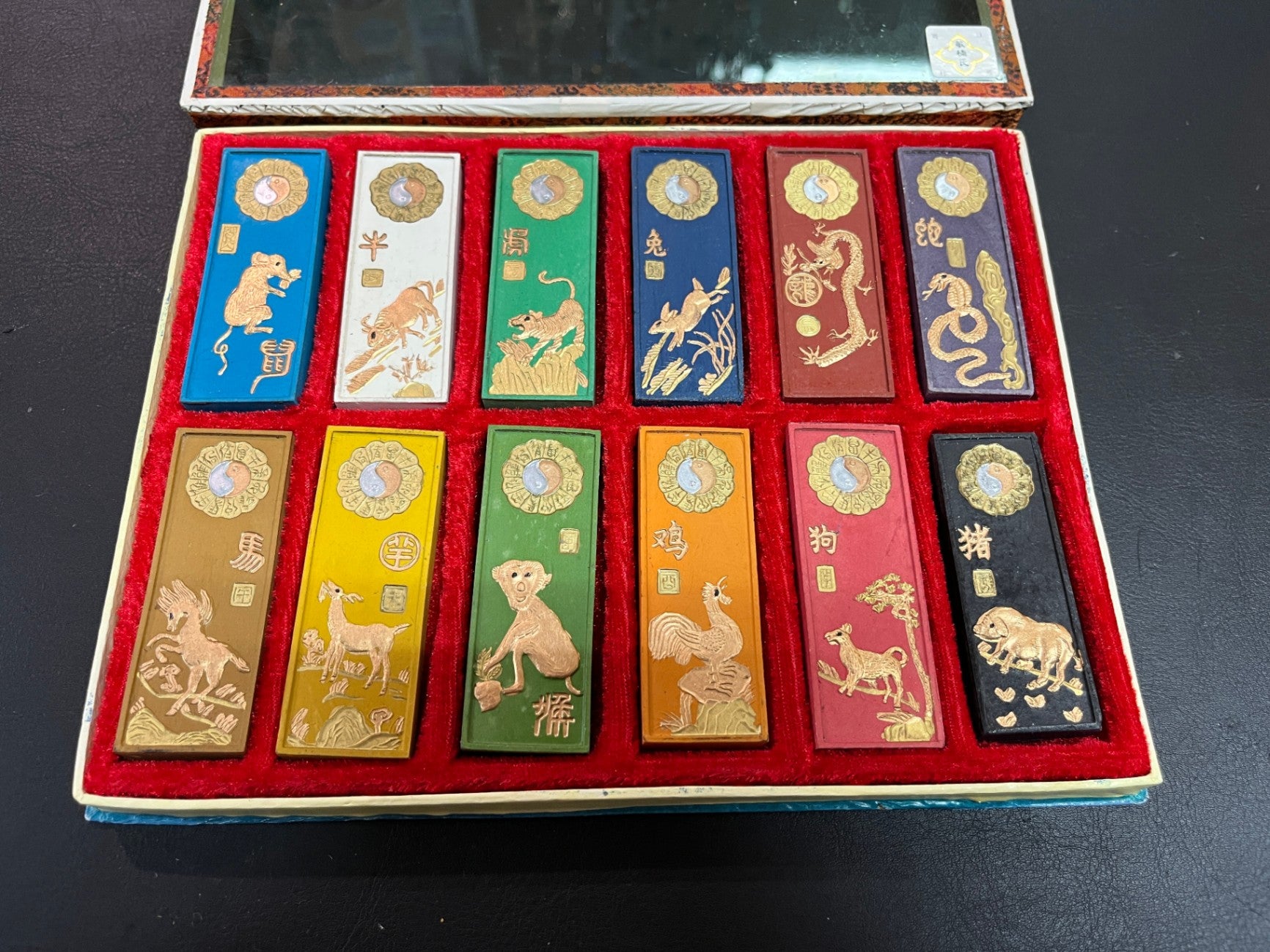 Set 12 farbige Zierplatten Tiermotive Schriftzeichen Box 