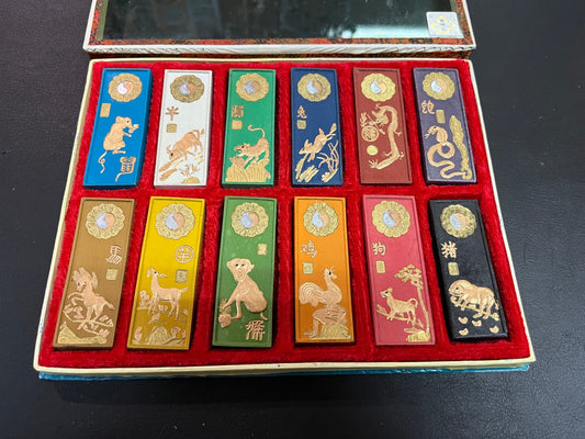 Set 12 farbige Zierplatten Tiermotive Schriftzeichen Box