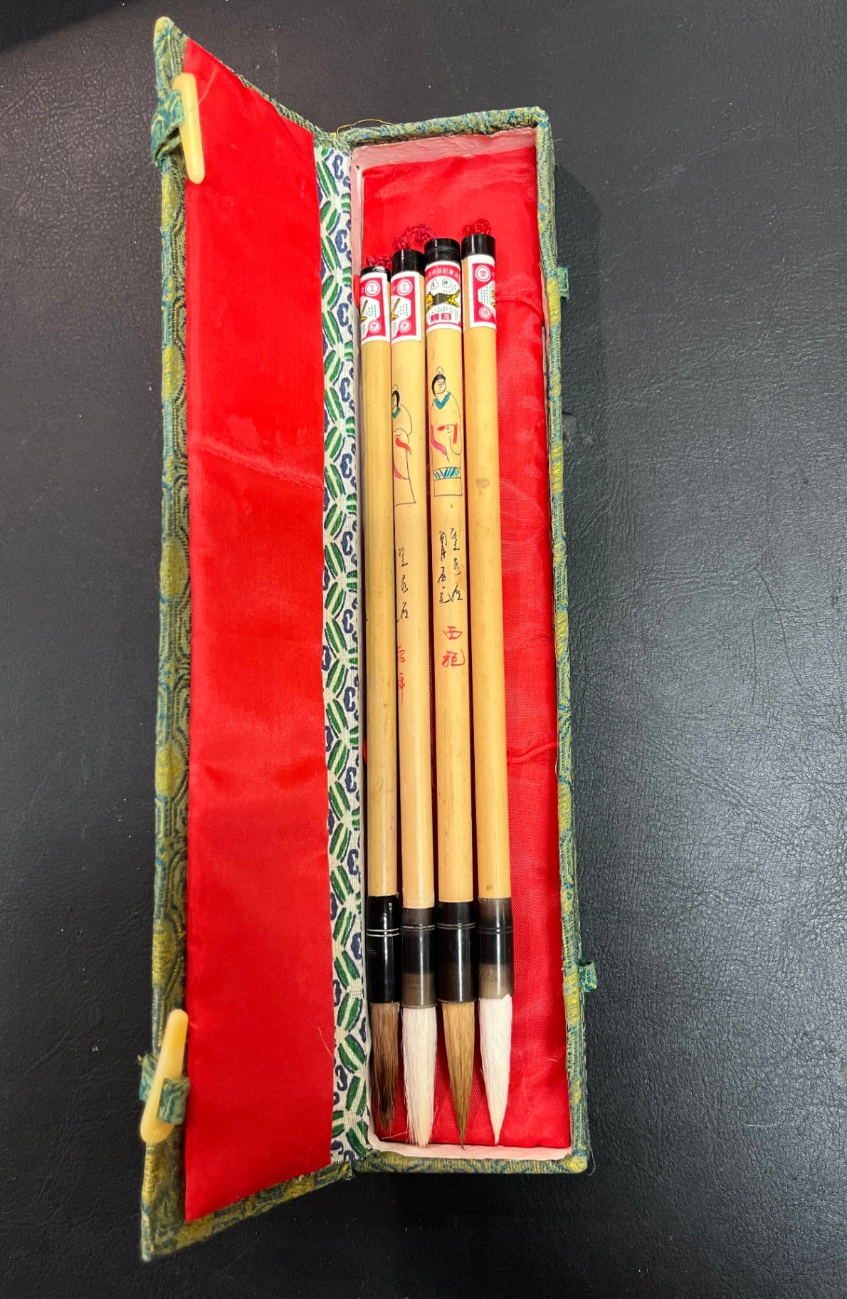 Chinesisches Pinselset 4 Schreibpinsel in Stoffbox mit Schriftzeichen