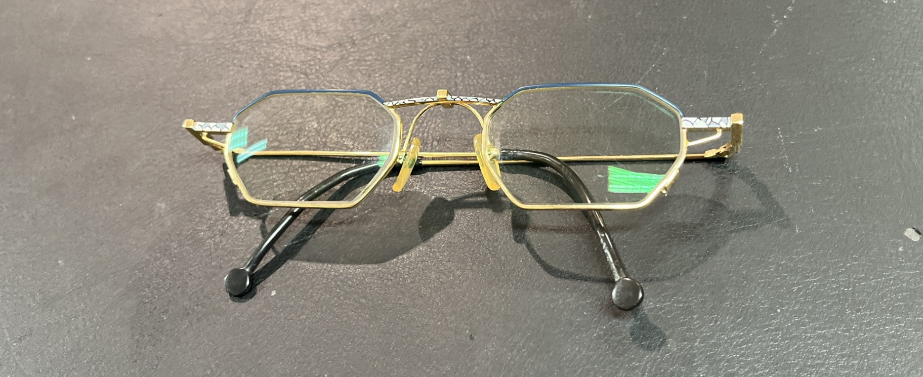 Brille Goldfarbene Metallfassung Klarglas Polygonform