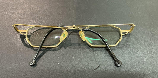 Brille Goldfarbene Metallfassung Klarglas Polygonform