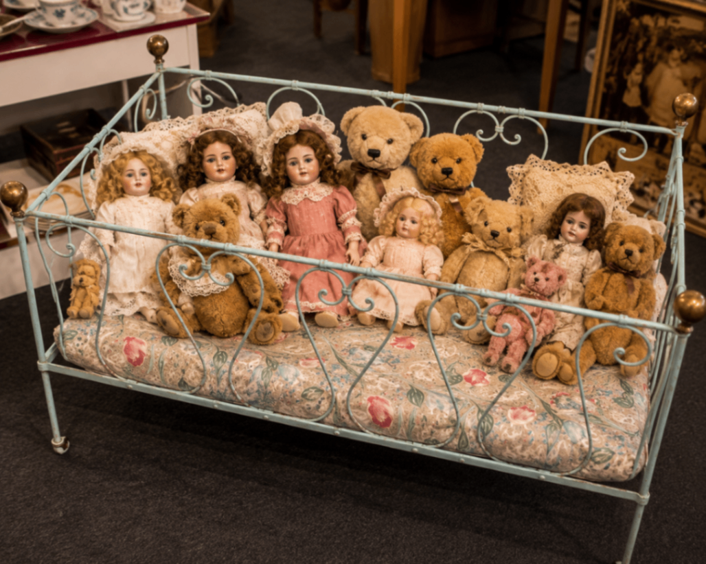 Antikes Metall-Kinderbett 110 × 58 cm – ideal für Puppen & Teddybären