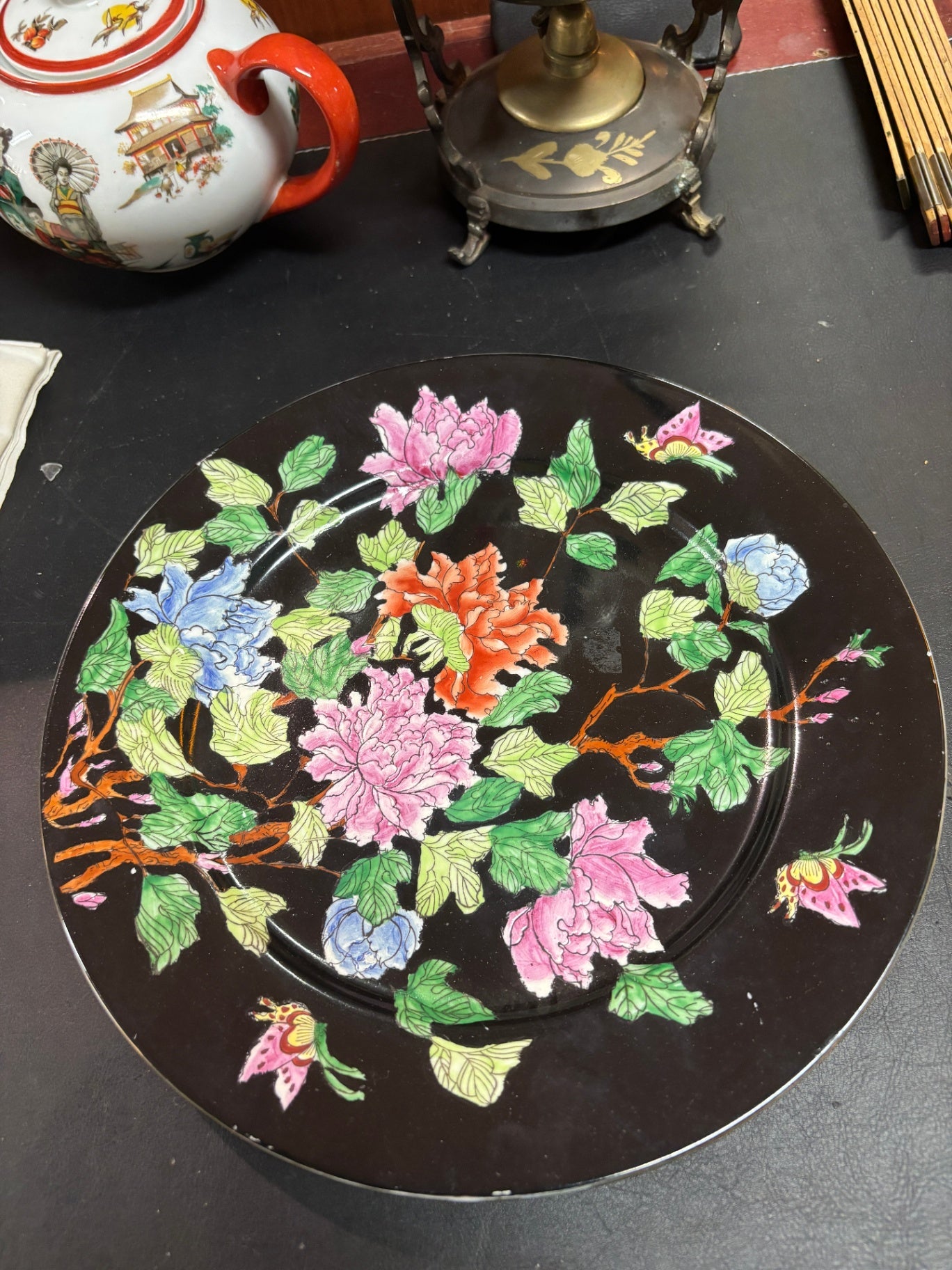 Antiker Porzellanteller China Blumenmotiv Ø 26 cm handbemalt Schwarz