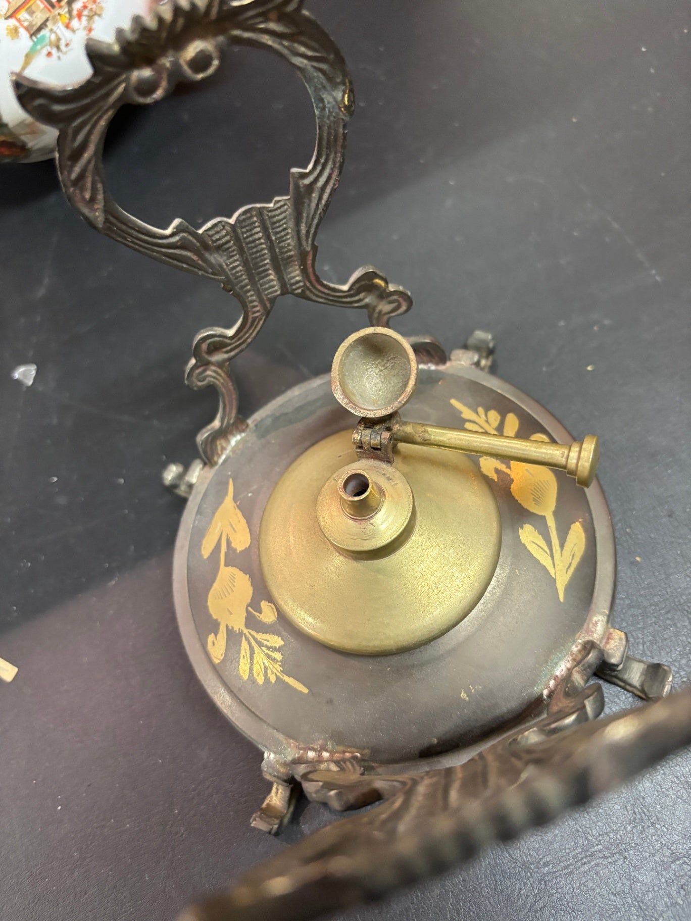 Historistische Kaffee- oder Teekanne mit Spiritusbrenner Rechaud Metall ca. 27 cm