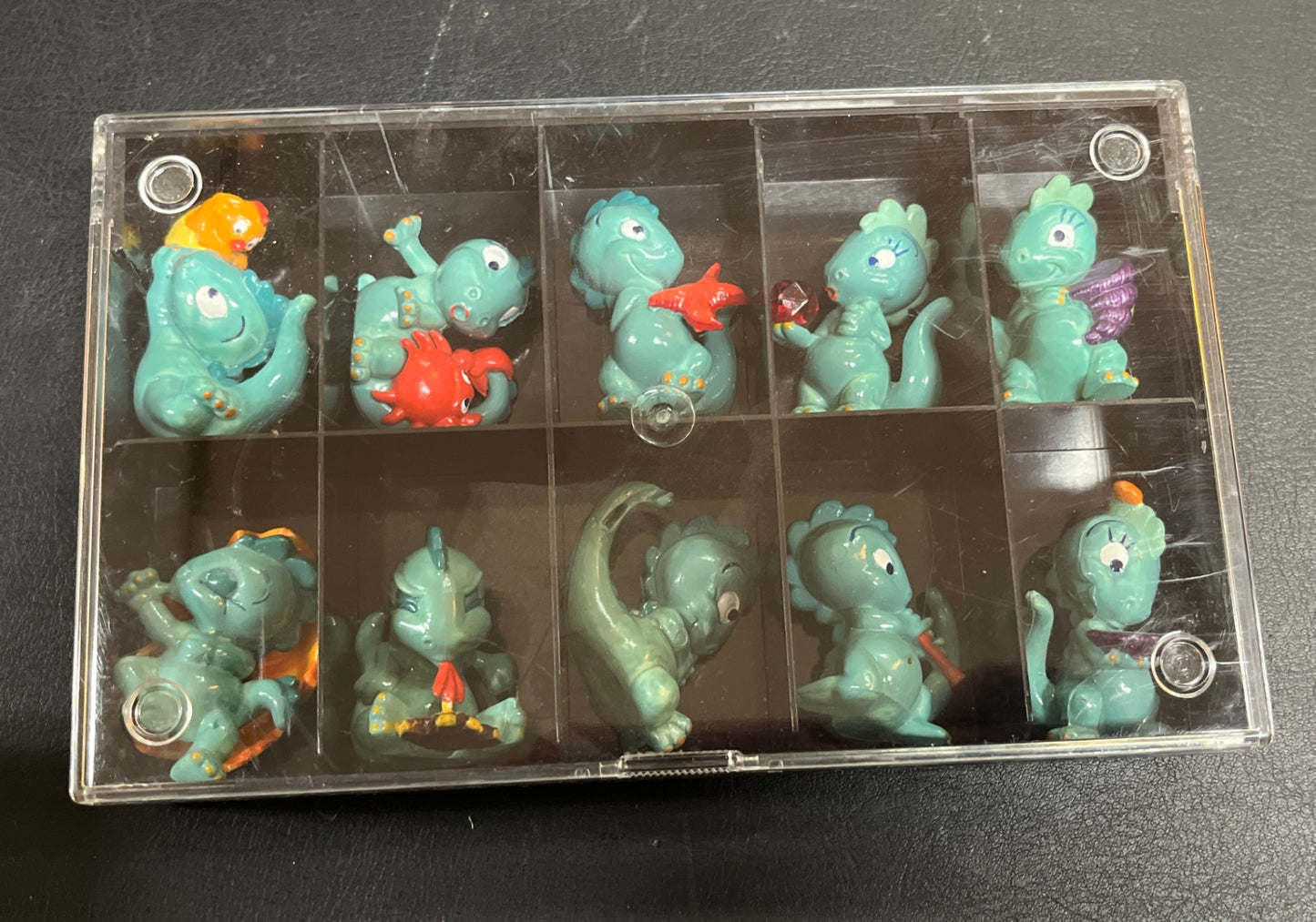 10 kleine Dino Figuren Sammelfiguren in Kunststoffbox 10 x 15 cm