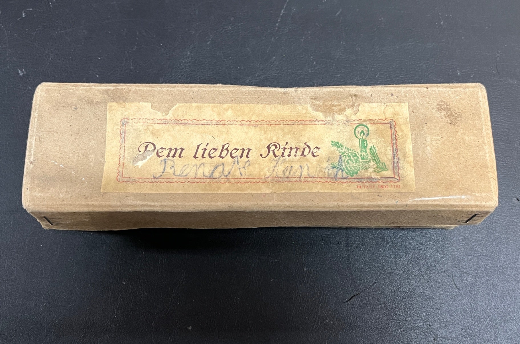 Alte kleine Puppe im Karton Dem lieben Kinde mit Rassel Zubehör