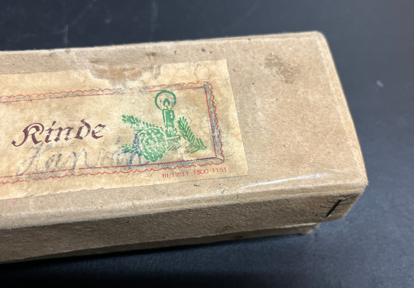 Alte kleine Puppe im Karton Dem lieben Kinde mit Rassel Zubehör