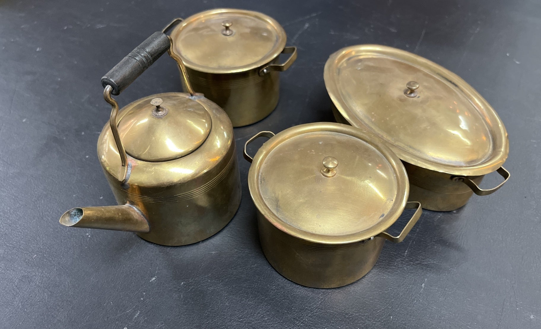 Puppenküchen-Geschirr messingfarben Metall 5 Gefäße mit Deckeln