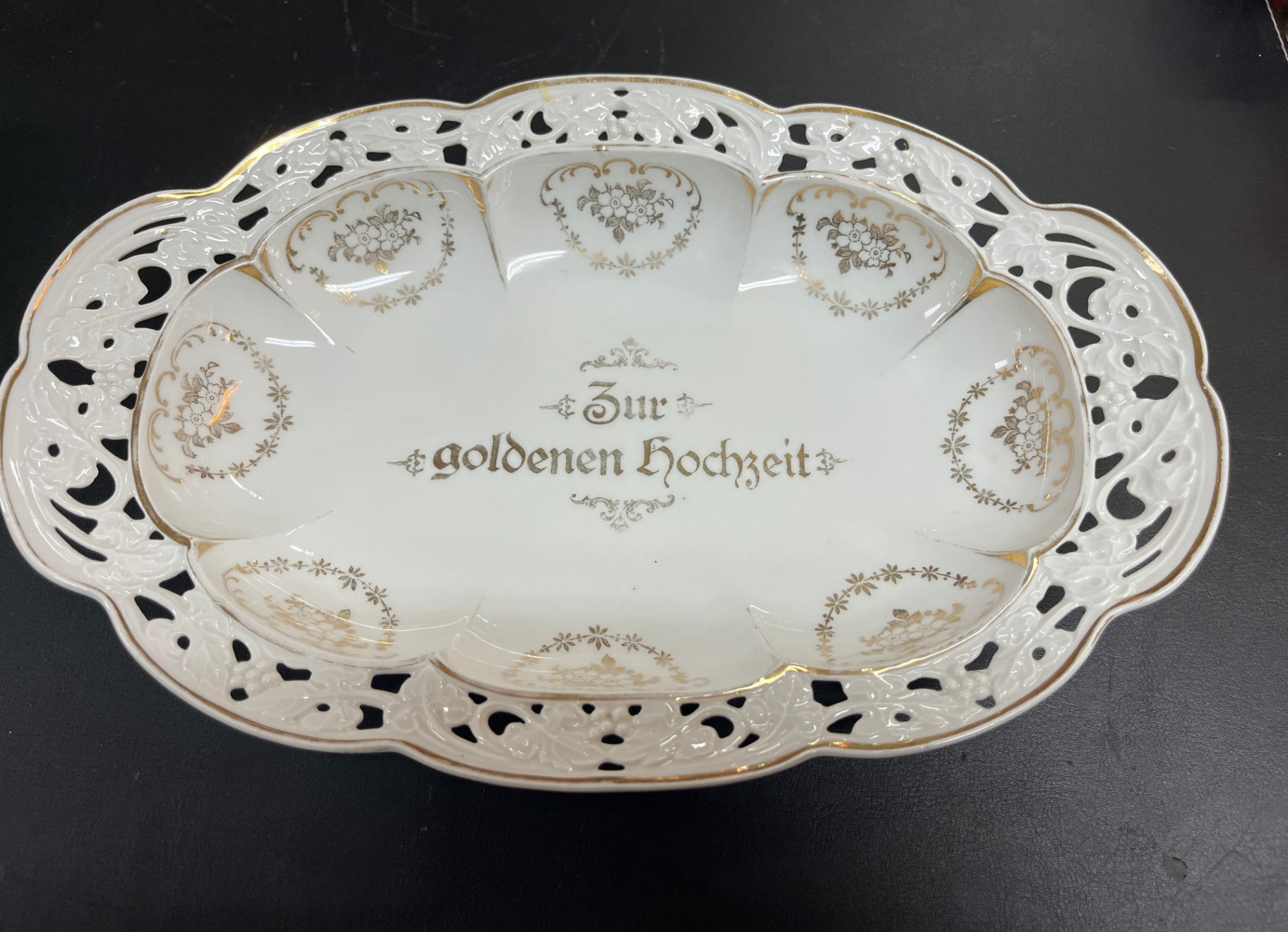Porzellanschale Zur goldenen Hochzeit Durchbruchrand Golddekor
