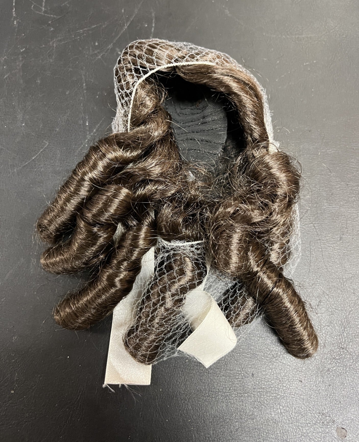 Puppenperücke braun gelockt mit Haarnetz Schleifen Vintage