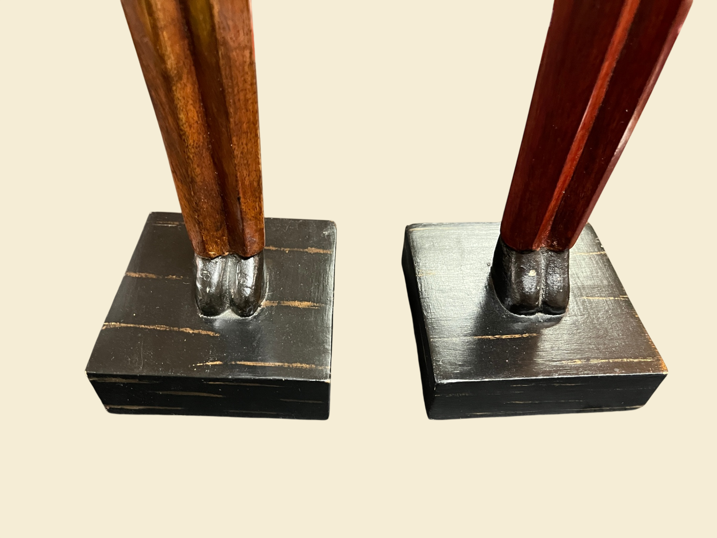 2 Holzfiguren Gentleman ca. 47 cm Dekofiguren mit Hut auf Sockel