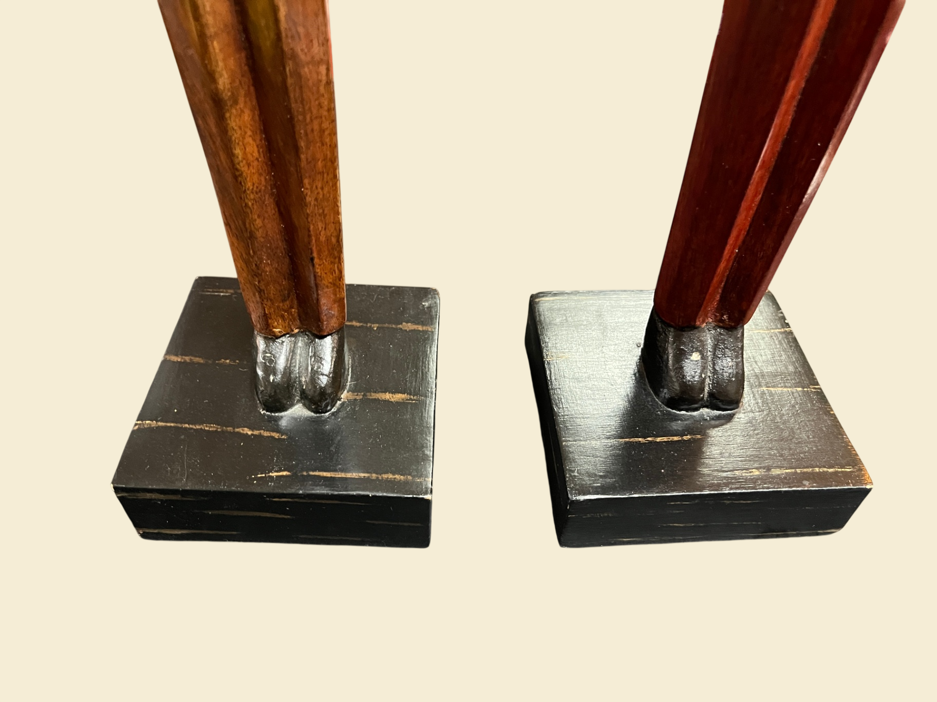 2 Holzfiguren Gentleman ca. 47 cm Dekofiguren mit Hut auf Sockel