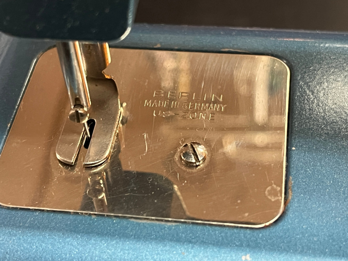 Kinder-Nähmaschine Berlin US-Zone Blech blau mit altem Karton