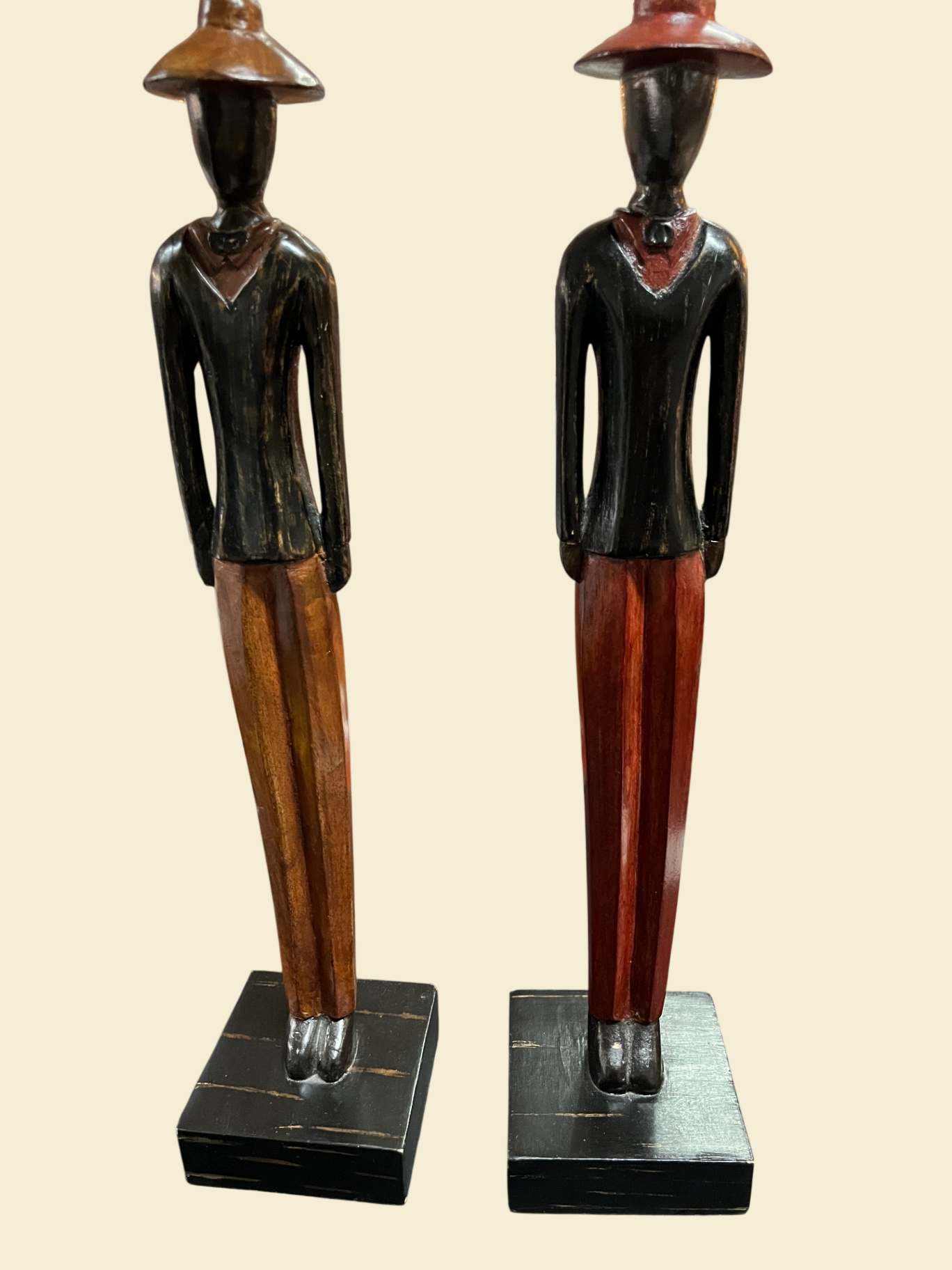2 Holzfiguren Gentleman ca. 47 cm Dekofiguren mit Hut auf Sockel