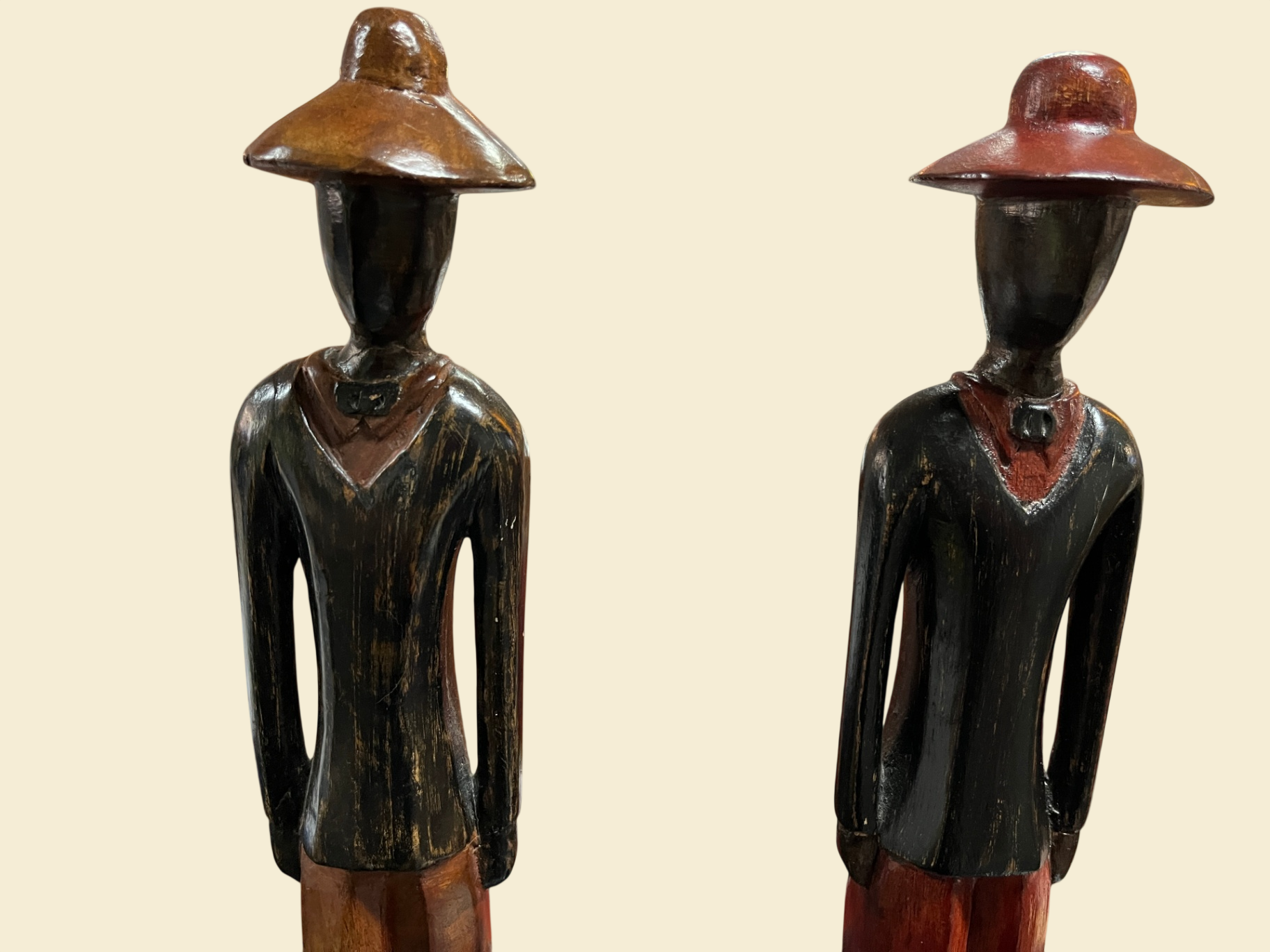2 Holzfiguren Gentleman ca. 47 cm Dekofiguren mit Hut auf Sockel