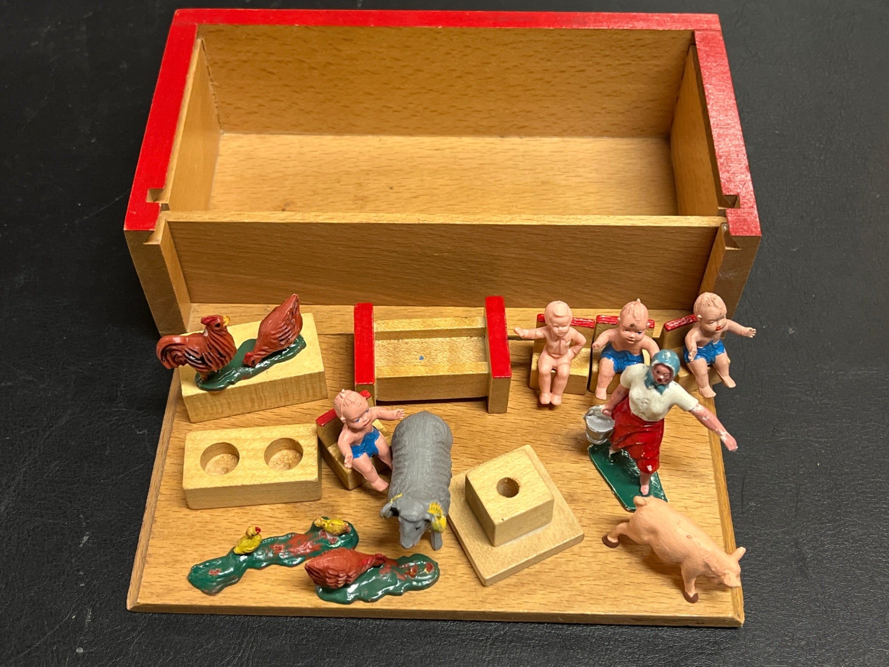 Miniatur Bauernhof Holzspielzeug im Holzkasten Figuren Tiere Vintage
