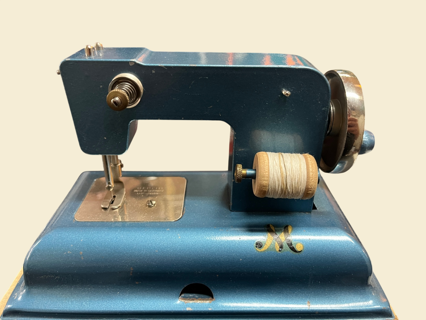 Kinder-Nähmaschine Berlin US-Zone Blech blau mit altem Karton
