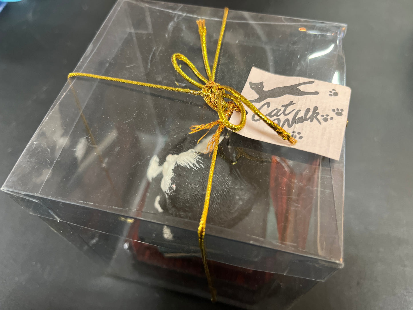 Cat Ink Katzenfigur Katze auf Büchern in Geschenkbox