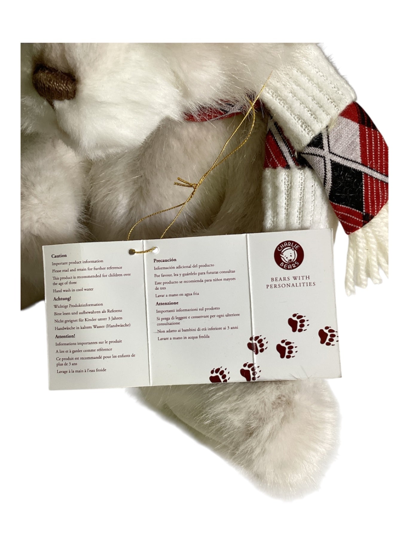 Weißer Teddybär mit Mütze und Schal