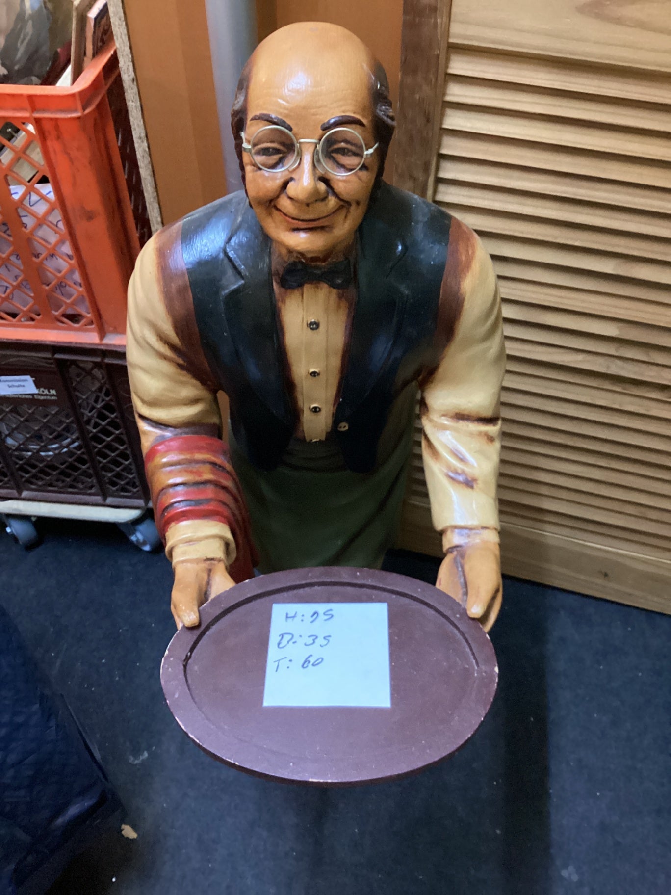 Dekorative Kellnerfigur mit Tablett 95 cm