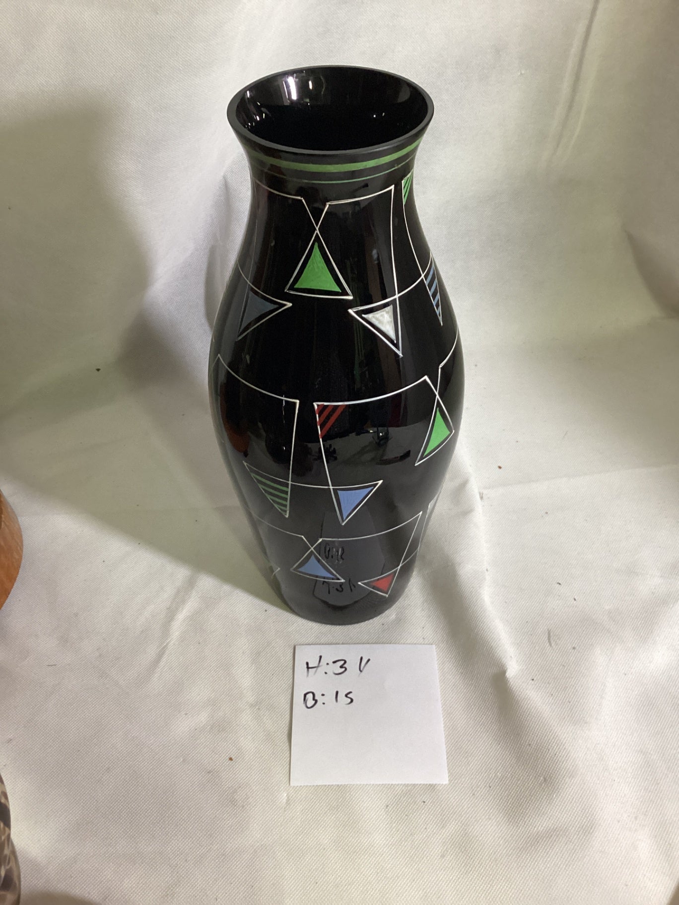 Schwarze Vase mit geometrischem Dekor