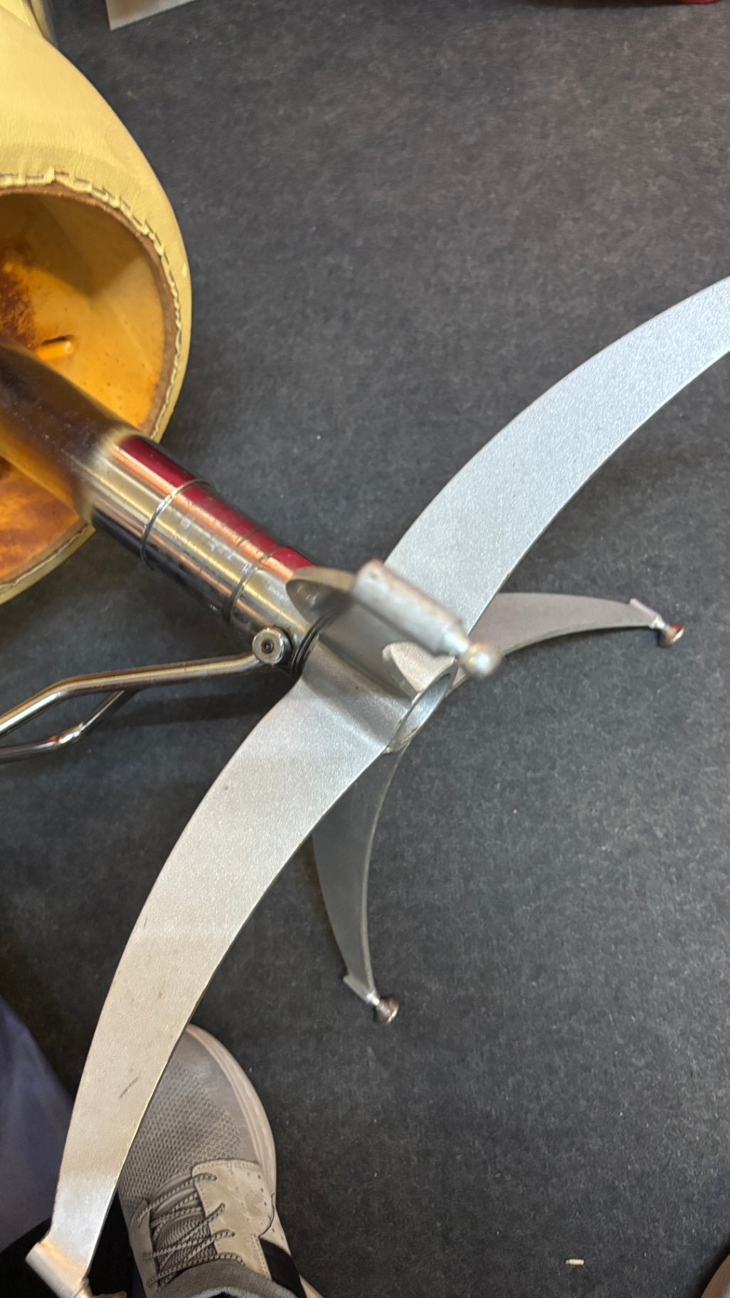 Vintage Friseurstuhl gelb – höhenverstellbar – Restaurierungsobjekt
