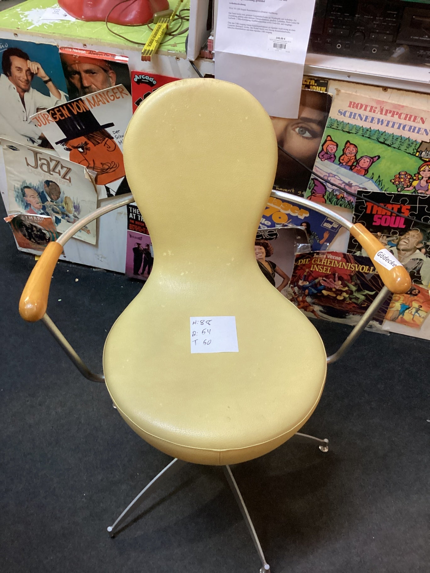 Vintage Friseurstuhl gelb – höhenverstellbar – Restaurierungsobjekt