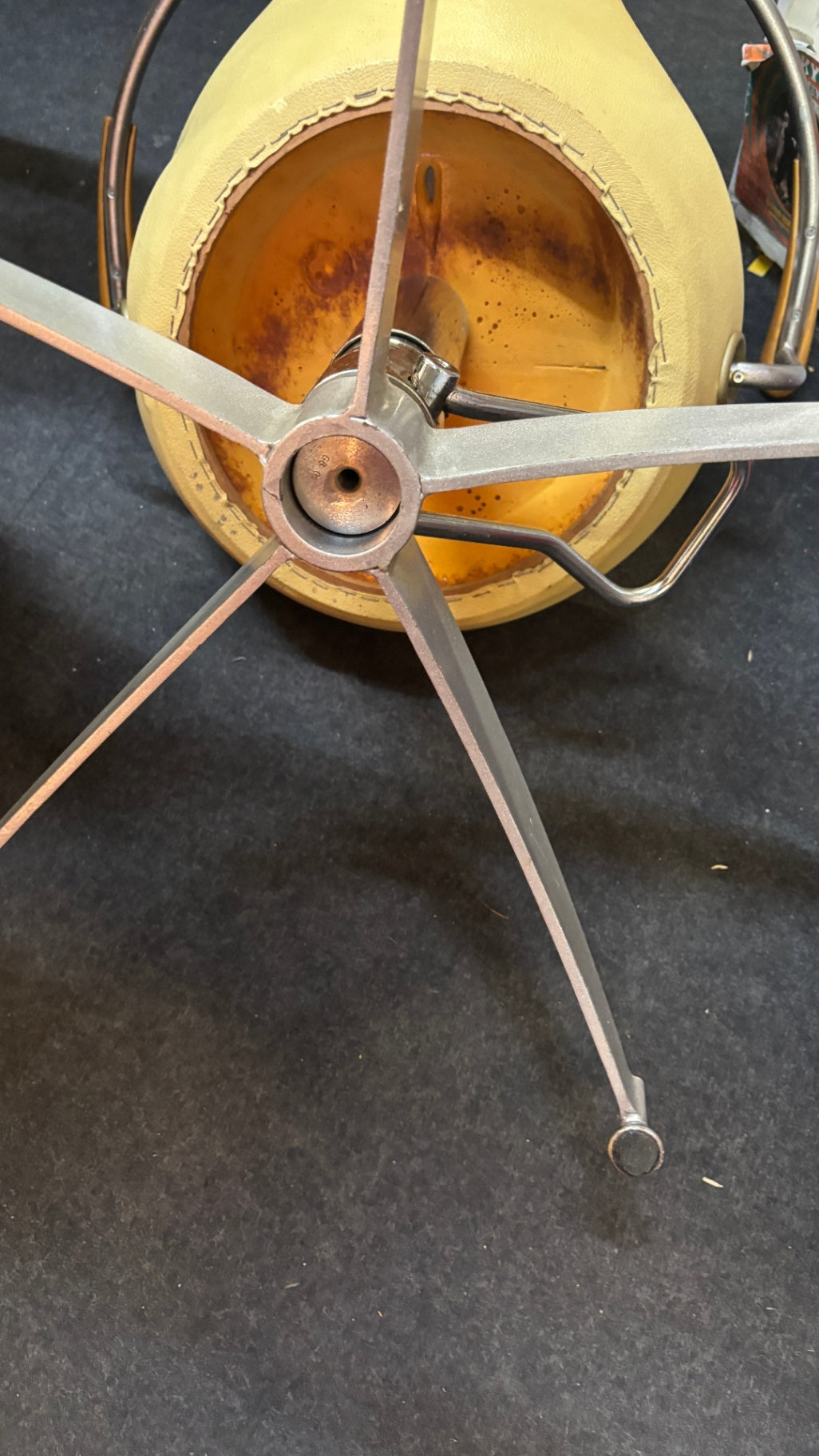 Vintage Friseurstuhl gelb – höhenverstellbar – Restaurierungsobjekt