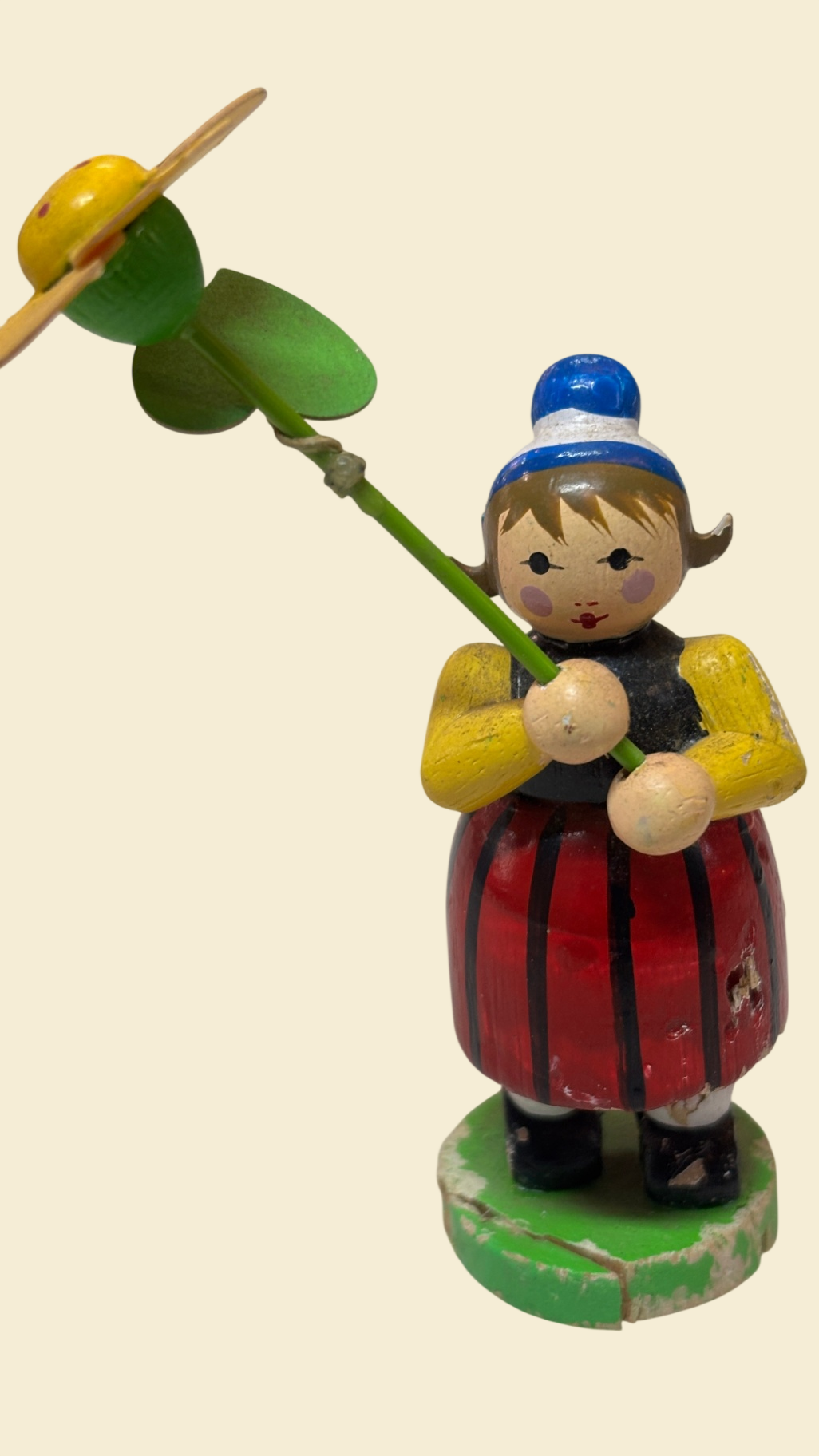 ULMIK Erzgebirge Holzfigur Mädchen Osterei handbemalt ca 9 cm