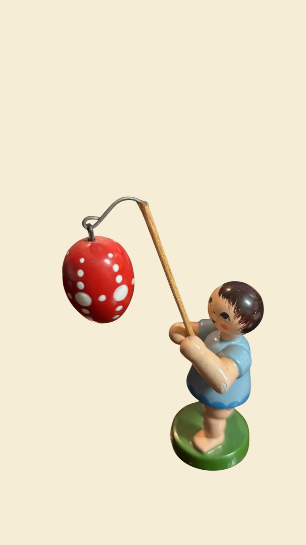 ULMIK Erzgebirge Holzfigur Mädchen Osterei handbemalt ca 9 cm