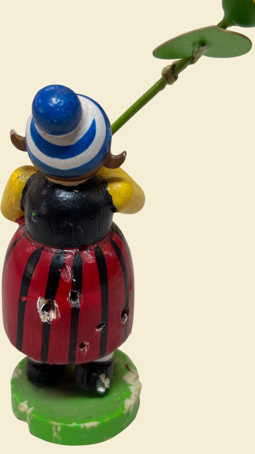 ULMIK Erzgebirge Holzfigur Mädchen Osterei handbemalt ca 9 cm